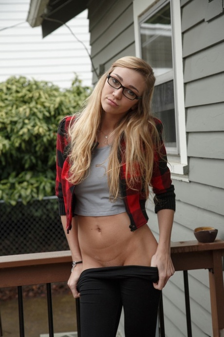 Kendra Sunderland hd actress images