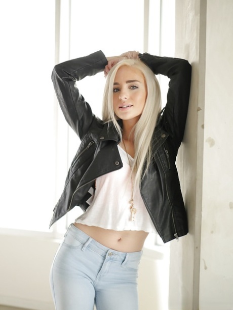 Naomi Woods pretty model pics