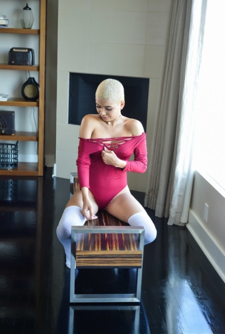 short hair hotel sexy nudes photo